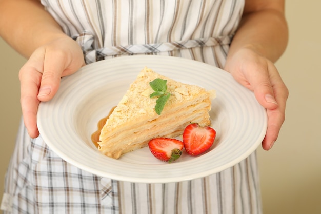 Plato De Sujeci N De Mujer Con Trozo De Tarta De Napole N Con Fresa