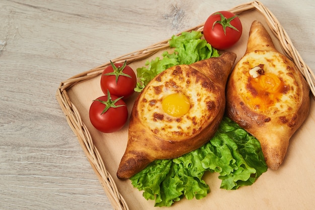 Plato tradicional georgiano de pan aromático relleno de queso sobre una