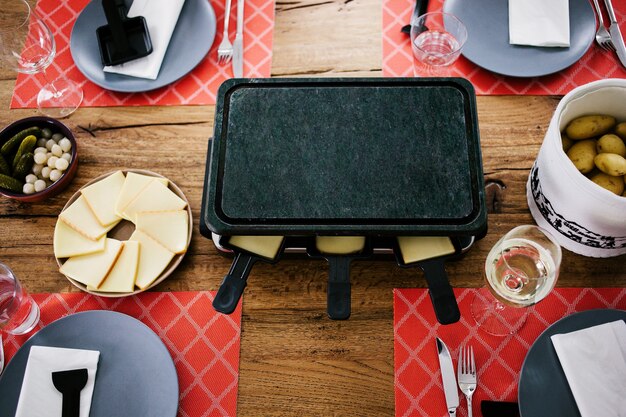 Plato Tradicional Suizo Llamado Raclette Que Incluye Papas Al Vapor