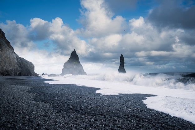 Playa De Arena Negra Reynisfjara En Vik Islandia Foto Premium