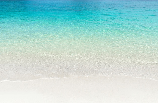 Playa De Verano Tropical Y Fondo De Agua De Mar Azul Transparente