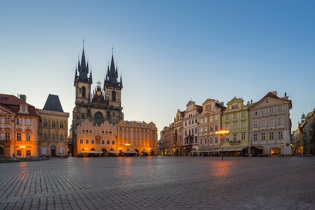 Plaza De La Ciudad Vieja De Praga Con Vista De La Iglesia De Tyn En Republica Checa Foto Premium