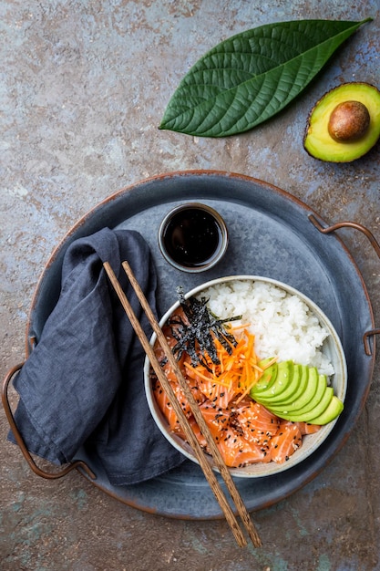 Poke bowl de salmón hawaiano con algas aguacate zanahoria semillas