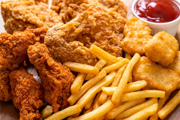 Pollo frito con papas fritas y nuggets de comida | Foto ...