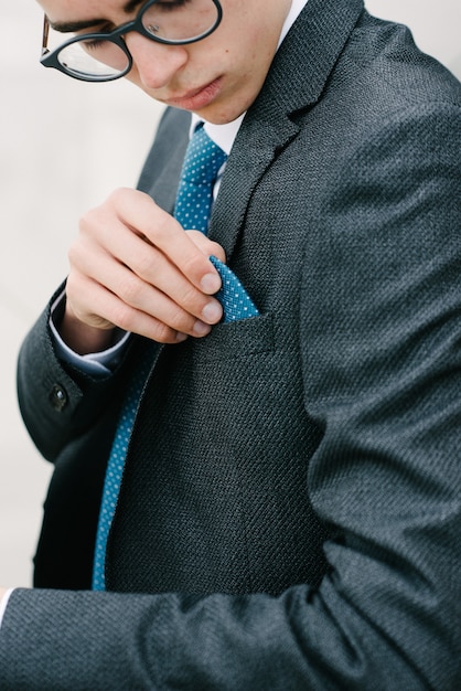 Esta Posando Un Hombre Con Traje Gris Y Corbata Azul Foto Premium