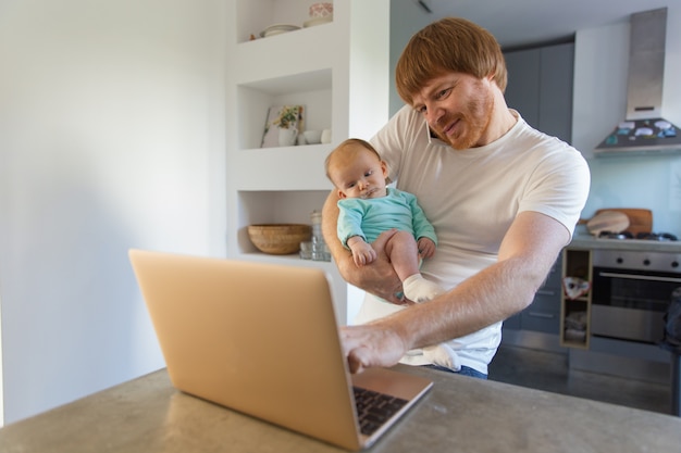 Positivo Nuevo Papa Con Bebe En Brazos Foto Gratis