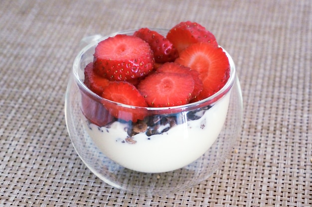 Postre De Fresa Y Yogurt Foto Premium