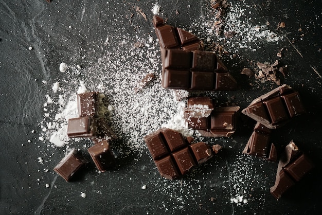 Postre Roto De Chocolate Con Azúcar En Polvo En La Pizarra Foto Premium 4048