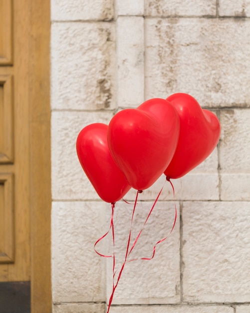 Preciosos globos de corazón de helio | Foto Gratis