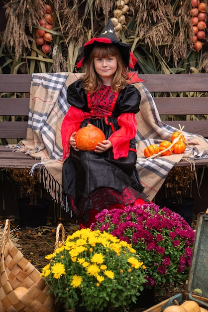 Prepar Ndose Para Halloween Una Ni A Vestida Como Un Vestido De Bruja