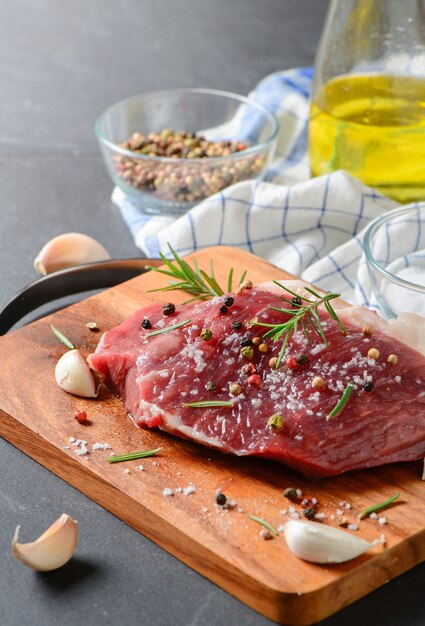 preparar-carne-de-res-fresca-con-hojas-de-romero-para-filete-de-ternera