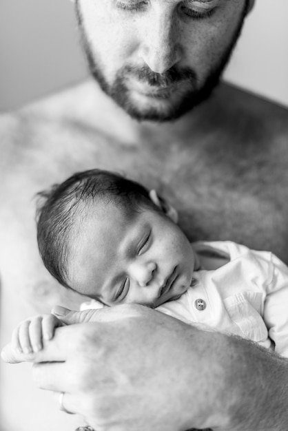 Primer Bebe Durmiendo En Los Brazos De Papa Foto Gratis