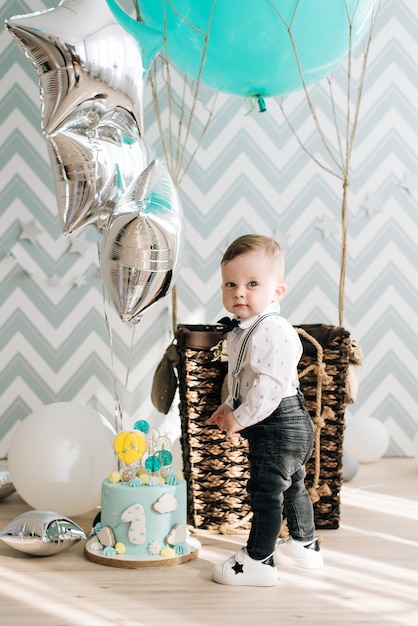 Primer Cumpleanos Del Bebe Lindo Bebe Sonriente Es Una Fiesta Infantil De 1 Ano Con Globos Foto Premium