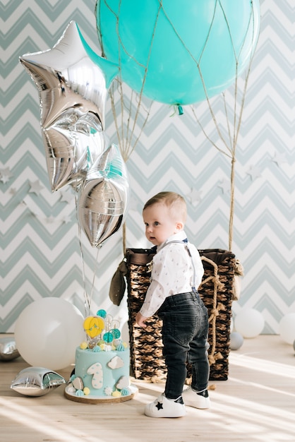 El primer cumpleaños del bebé. lindo bebé sonriente tiene 1 año. el  concepto de una fiesta infantil con globos | Foto Premium