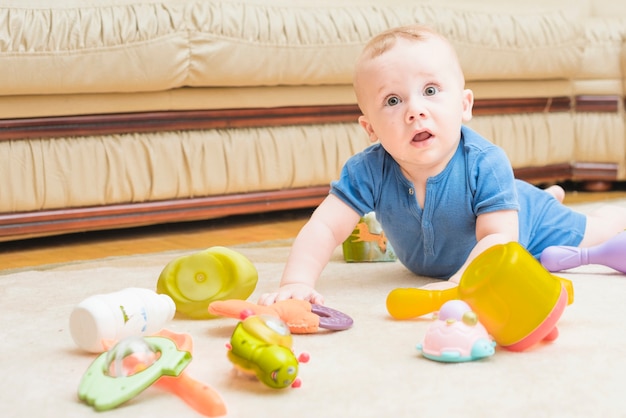 jugando con bebes de juguete