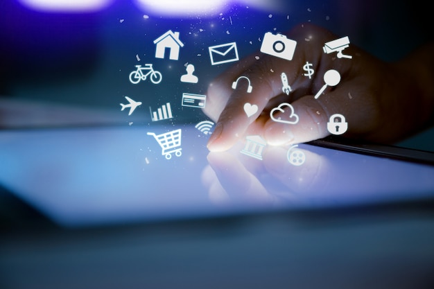 Primer plano del dedo tocando tableta digital con el icono de la aplicación Foto Premium
