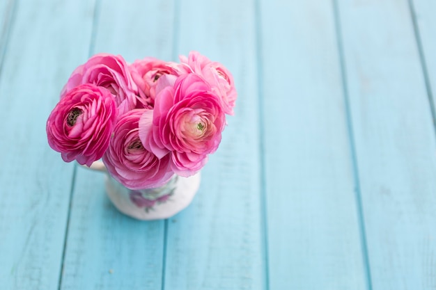 Primer plano de flores rosas bonitas con fondo azul  Foto Gratis