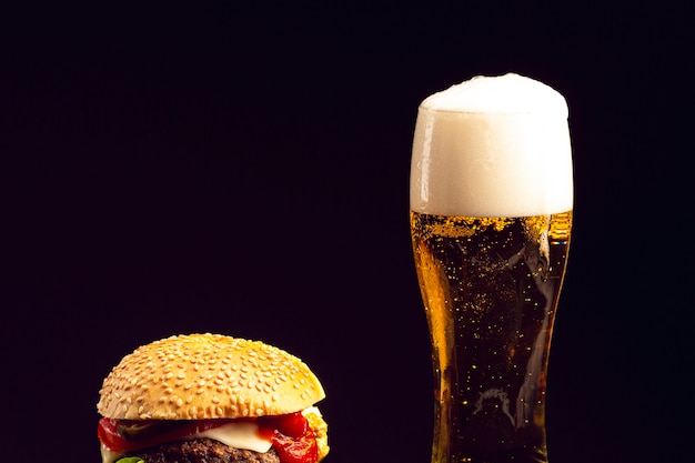 Primer plano de hamburguesa y cerveza Foto gratis