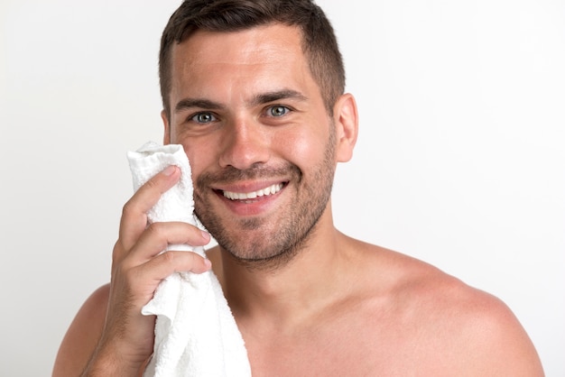 Primer Plano De Joven Sonriente Limpiando La Cara