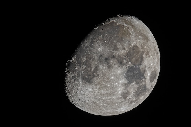 Primer plano de la luna menguante creciente con cráteres visibles y el mar de la tranquilidad Foto gratis