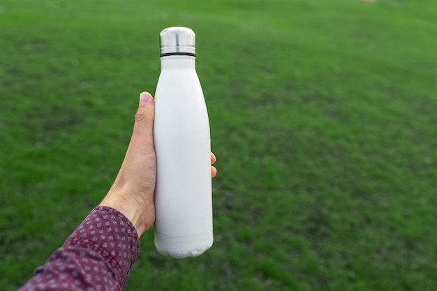 Primer Plano De La Mano Masculina Sosteniendo Una Botella De Agua Termo De Acero Reutilizable De