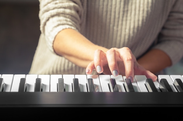 Primer plano de las manos tocando el piano concepto de música y hobby