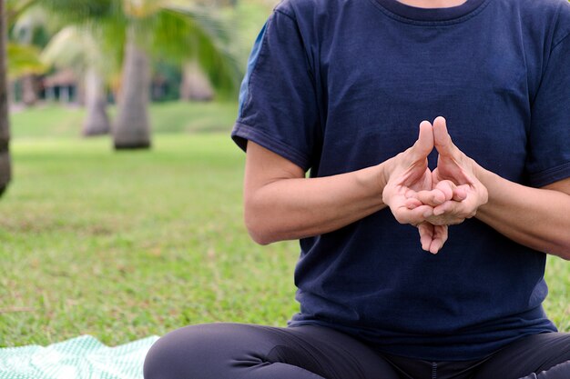 Primer Plano De La Mitad Del Cuerpo De Una Mujer Asitica Que Practica