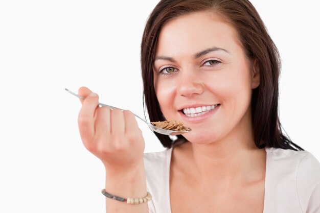 Primer Plano De Una Mujer Sonriente Comiendo Cereal Foto Premium