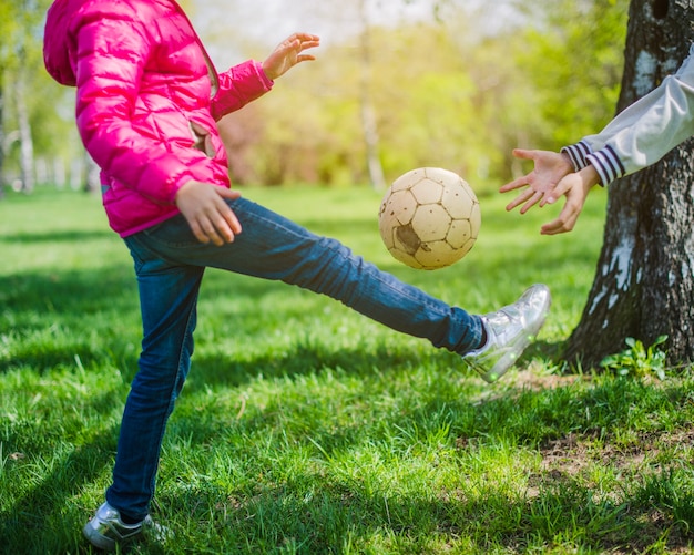 Primer plano de niña jugando con la pelota | Foto Gratis