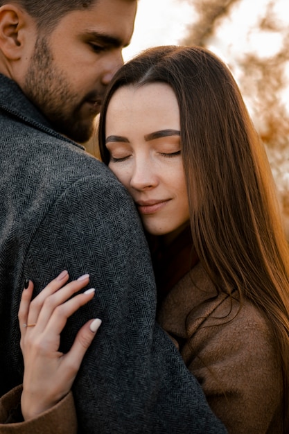 Primer Plano Pareja Posar Juntos Foto Gratis