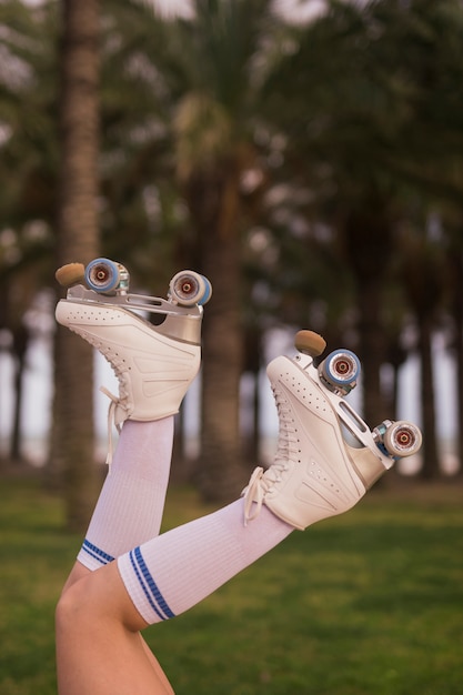 Primer Plano De Una Patinadora Femenina En Patín Y Calcetines Blancos 4291