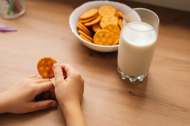 Primer plano recortado de irreconocible niña niño sosteniendo cookie