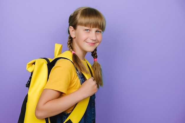 Primer Plano Retrato De Ni A Preadolescente Sonriente Feliz Colegiala