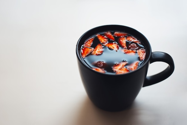 Primer Plano De Taza Negra Con Peque Os Trozos De Fresa En T Sobre