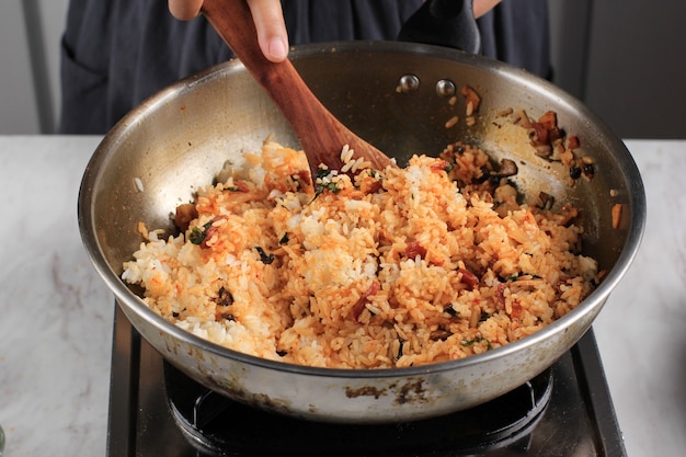 Proceso de cocción hacer arroz frito con kimchi coreano o bokkeumbap
