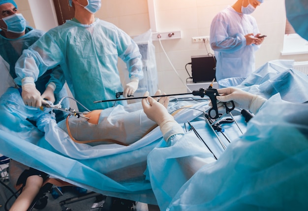 Proceso De Operación De Cirugía Ginecológica Utilizando Equipo Laparoscópico Grupo De Cirujanos