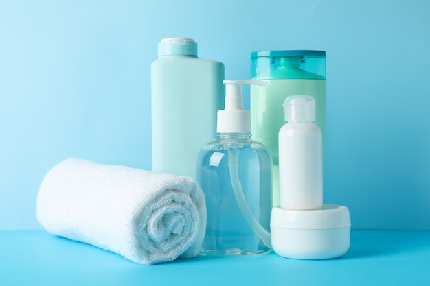 Productos para el cuidado del cuerpo sobre fondo azul. higiene personal | Foto Premium