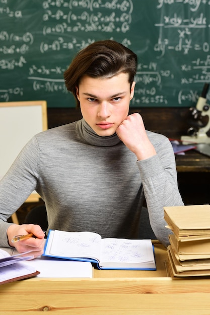 Profesional Capacitado Que Imparte Clases En Grupo De Alumnos Ense Ar Es La Capacidad De