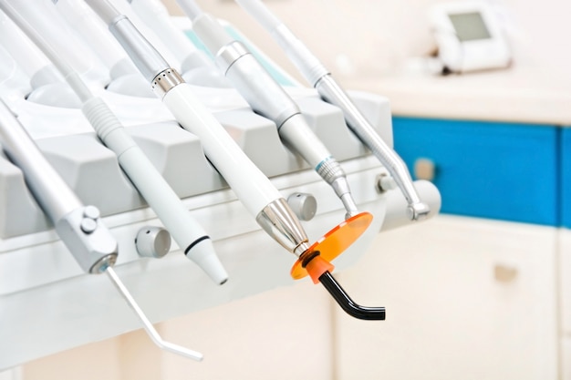 Profesionales Herramientas De Dentista En La Oficina Dental Foto Gratis