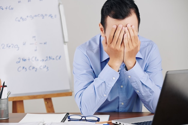 Profesor Estresado Y Cansado Foto Premium