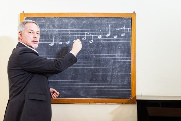 Profesor De Msica Escribiendo En Una Pizarra Foto Premium