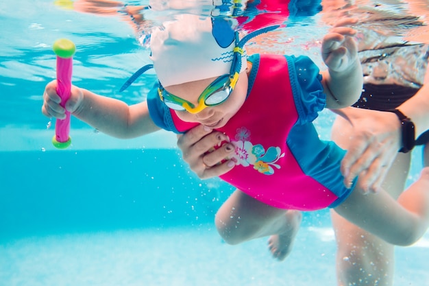 Un Profesor De Natación Le Enseña A Un Niño A Nadar En La Piscina