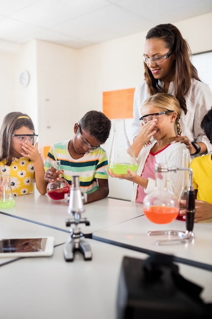 Un profesor observando a los alumnos haciendo ciencias | Foto ...