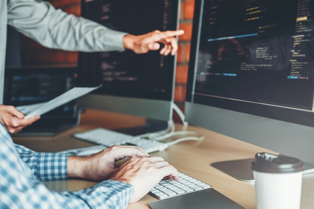 Programador en desarrollo desarrollo de equipos diseño de sitios web y tecnologías de codificación que trabajan en la oficina de la compañía de software Foto Premium