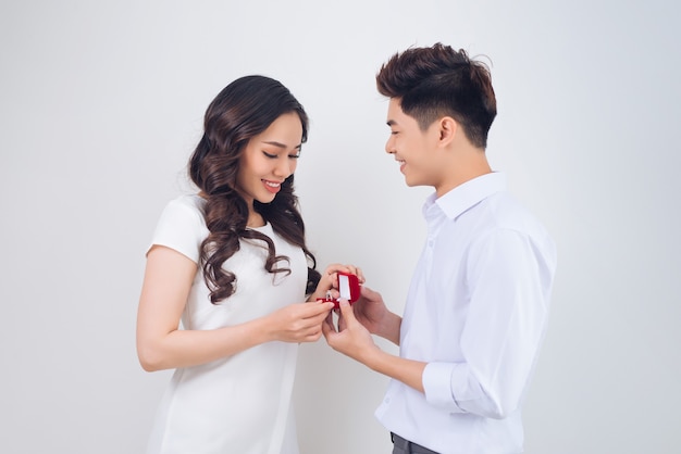 Propuesta Hombre Guapo Mostrando Anillo De Diamantes De Compromiso A Su Novia Boda Propuesta 