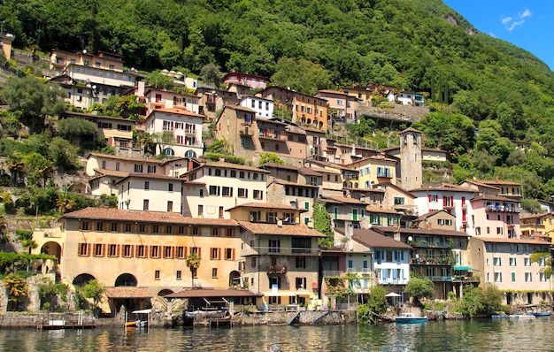 Pueblo Frente Al Mar En El Lago De Lugano Suiza Foto Premium