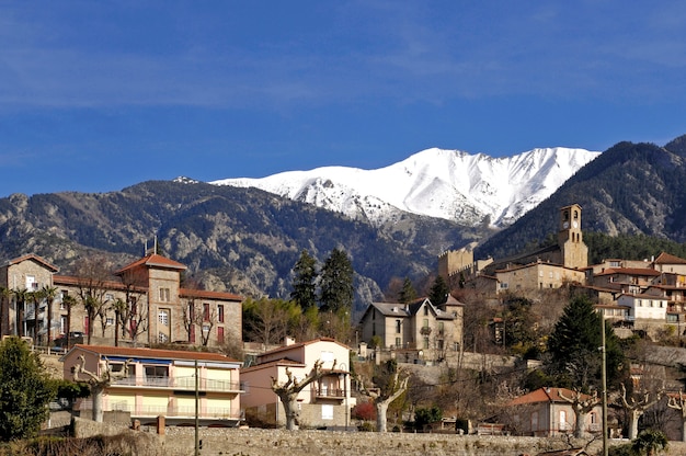 Pueblo De Vernet Les Bains Languedoc Roussillon Pirineos Orientales Francia Foto Premium