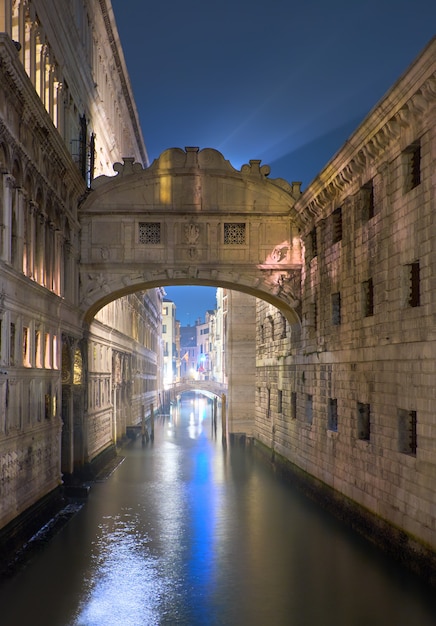 El Puente De Los Suspiros Ponte Dei Sospiri En Italiano En La Noche