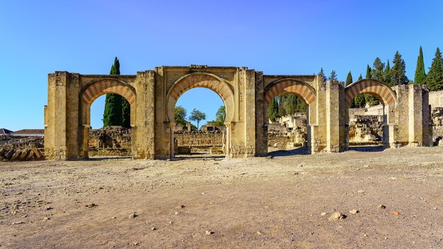 Puertas arqueadas y muralla antigua de los restos arqueológicos de la