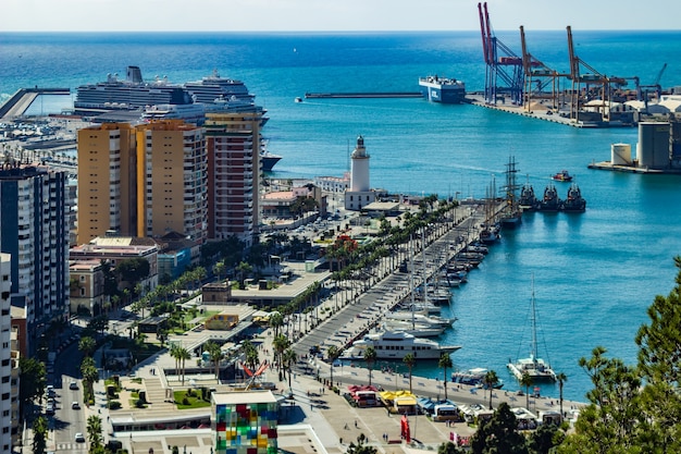 Puerto marítimo de una ciudad costera | Descargar Fotos gratis